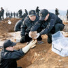 敵軍墓地の遺骨発掘作業