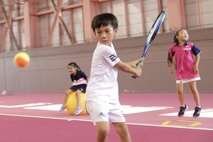 【PR】ボールを打ってスッキリ　上越の「BROS TENNIS CLUB」　夏休みの小中学生に向けテニス無料体験レッスン開催