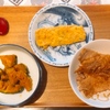 味付けマーマレードチキン、カニ風味サラダとマカロニサラダ、かぼちゃの煮物、豚肉ともやし炒め、玉子焼き、メロン