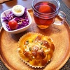 ・朝食ワンプレート かぼちゃパン、紫キャベツと茹で玉子のサラダ、紅茶
