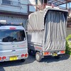 スタッフが会社の駐車場から軽トラックで現場に到着。