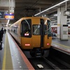 大阪阿部野橋駅で特急の連結を