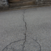 「気泡と水」の湧出だけではない、シールドマシンの稼働後、道路には無数の亀裂が走っている＜樫田秀樹さんフェイスブック＞