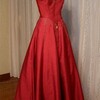 赤いバックサテンのドレス