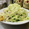 【今週のラーメン５５１３】中華そば みたか（東京・三鷹）冷やし中華 チャシュー 細葱 ＋ 竹の子ピーマン皿 ＋ サッポロ赤星２本　〜まさにオヤジ天国！いた赤星並べまったり過ごしながらの冷し中華！