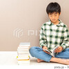 【作品紹介】「読書をする男の子」のストックフォト