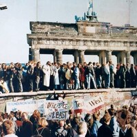 私が信じ続けた思想は間違いだったか…」 ベルリンの壁崩壊30周年