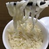 どん兵衛きつねうどんの新しい食べ方の提案：お揚げ無し、粉末スープ無し。麺とお湯だけで作る