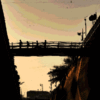 橋を渡る人影