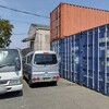 輸出用の不要日用品をコンテナ倉庫に運んだら、