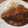 老舗喫茶店の日替わりランチ、とんかつ定食。豚肉の旨味が凝縮。