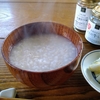 粥を食べる