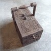 古い木彫りの裁縫箱