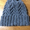 帽子を編んで