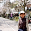 日本　背景は宙に浮く少年