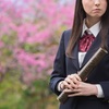 政治家たちが急に子どもたちに優しくなって、卒様式や入学式でマスクの使用を心配し始めた。だが真意はG７や観光需要を見越したウィズコロナ、ノーマスク達成にあるに違いない。しかしもう子どものダシに使うのはやめてほしい。ノーマスクはまず政治家たちが一斉に議事堂でやって見せればいいだけのこと。国民はそれで安心するはずだ。