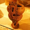 新潟埋文センターの脚付土器。