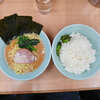 武蔵家 日吉店 - ご飯「特盛」検証。ラーメン丼に盛られた二丼スタイル。引き際が明確になって良い感じかも。マイルド感が強めなスープは、透明度が低くアブラ分離層もなく若干ベタ塗りな印象。