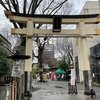 春の雨子安神社に子の笑顔