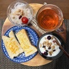 今日の朝食ワンプレート、チーズトースト、三角の紅茶、ビーンズ大根サラダ、フルーツヨーグルト