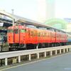 高松駅を発車するキハ47　国鉄色と四国色