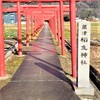 鳥居と境内の間に踏切　電車が横切る神社　出雲市粟津稲荷神社