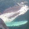 択捉島沿岸　ザトウクジラが漁船と戯れる