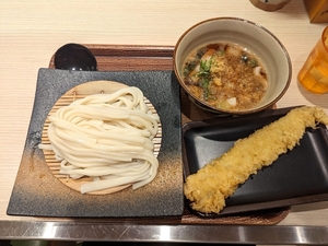 新宿のうどん【手延べうどん つるこし】を訪問、肉つけうどんを実食｜の喉ごしに感動するうどん