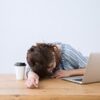 日中の眠気を覚ます方法はコーヒーでもガムでもなく○○です