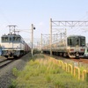 桃太郎踏切で見た貨物列車EF65号機と快速マリンライナーの交換