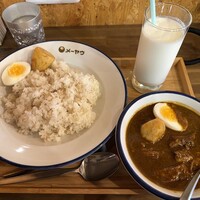 歴代の早稲田大学の学生が舌鼓を鳴らし続けたという、伝説のスパイスカレー『早稲田メーヤウ』さんに入店ですっ！