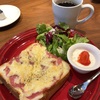 今日の朝食ワンプレート、ハムとチーズのクロックムッシュ、ヨーグルト、コーヒー