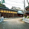 橋を渡るとお酒屋さんのある風景～五條