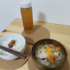暑い部屋で豚汁を食べる