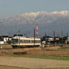 立山連峰と富山地鉄「だいこん電車」