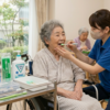 高齢者の口腔ケア徹底解説｜義歯・歯なし・拒否への対応までプロが伝授