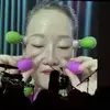  I. U. D（KIm Gordon の前座） ＮY某所ライブ 　こちらはビジュアルに スマホ addict を ディスしまくり！