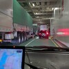 係員の指示に従いながら、車ごと船内へ。