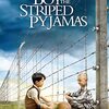 縞模様のパジャマの少年