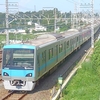 JR線を走る小田急4000形電車