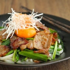 みそと一味の即席豆板醤で「ニラと豚バラのスタミナ和えうどん」ピリ辛でウマい夏の冷凍うどんレシピ【山本リコピン】