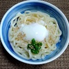 休日ランチ　ぼっかけの温玉うどん　より。 