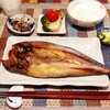 ホッケ開き焼き、こんにゃくとしめじの梅煮、バジル香味焼き、ズッキーニの漬物。