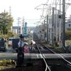 三条駅近くの踏切から伏石駅方面を見る