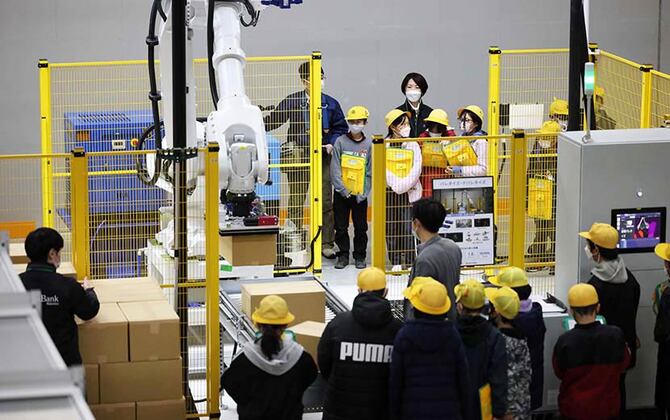 働くロボットの姿から自分たちの未来を想像。小学生がロボット物流ソリューションを見学