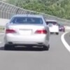 見事に走行車線へ進入する車