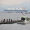 　海辺の風景・大型LNG船