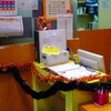 英会話教室がハロウィンカラーに染まるのを見てそゆえば日本の行事は色と結びついてないなと思った