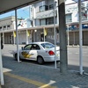 高田駅前通りと高田自動車学校教習車