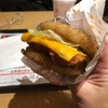 マクドナルドごはんバーガー新発売『ごはんチキンニンニク黒胡椒』を最速レビュー気になるカロリーは！？ご飯にチキンにニンニクに黒胡椒って美味いフラグ立てすぎじゃね！！